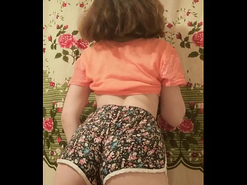 ❤️ מותק צעיר סקסי פושט את המכנסיים הקצרים במצלמה פורנו תוצרת בית ב-iw.hentaizm.ru ☑